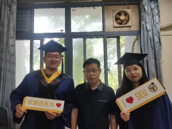 祝賀：江周宇、王萌同學(xué)畢業(yè)